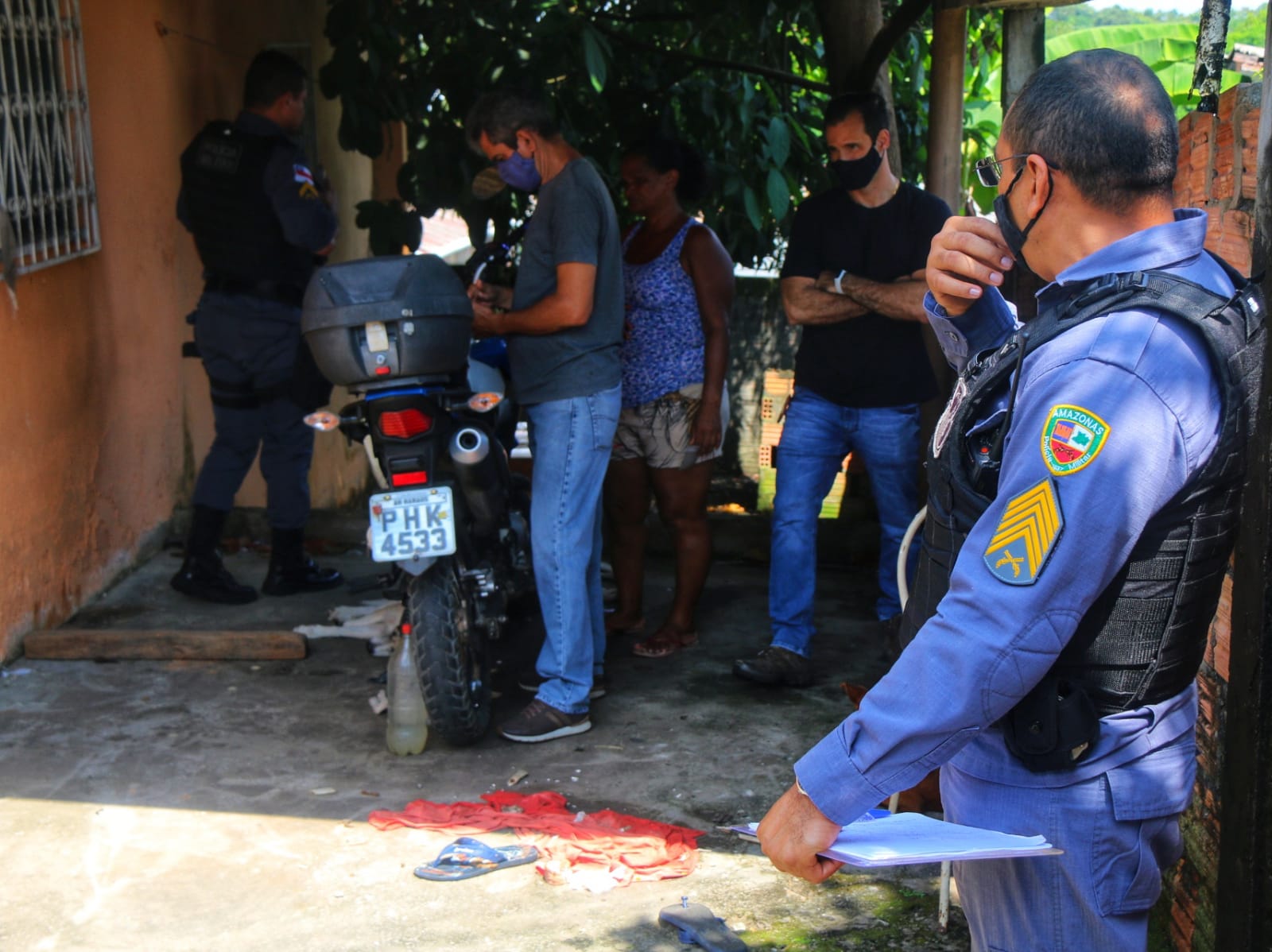 Homens encontram corpo de colega após faltar trabalho em Manaus