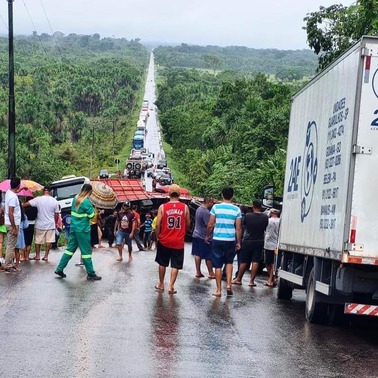 Carreta tomba na BR-174 e bloqueia rodovia no Amazonas