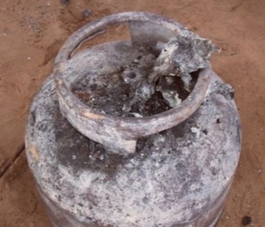 Parte de casa fica destruída após explosão de botija em Manaus