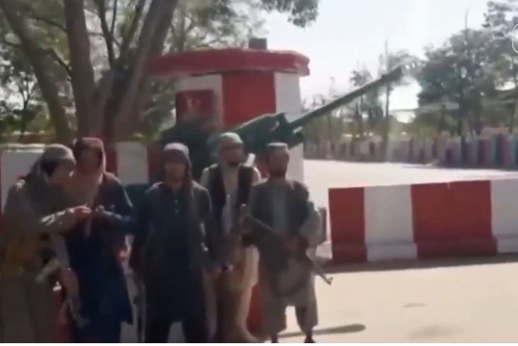 Talibã entra em Cabul e negocia rendição de Governo afegão