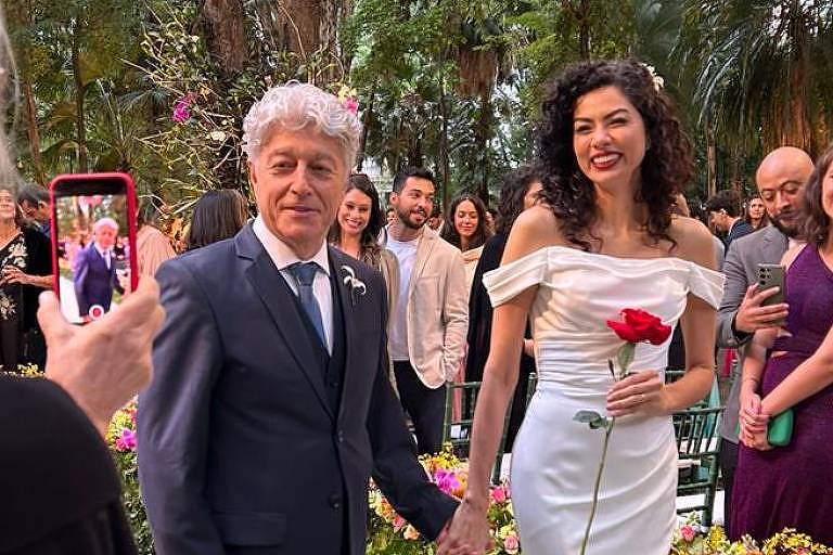 Caco Barcelos se casa com Carla Tilley após ajuda de Ana Maria Braga