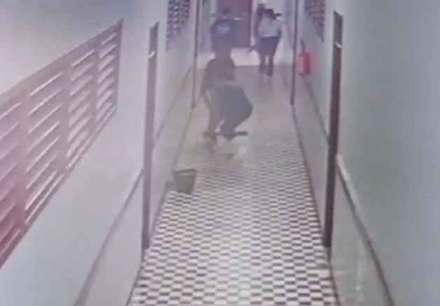 Homem invade escola e tenta degolar auxiliar de serviços gerais