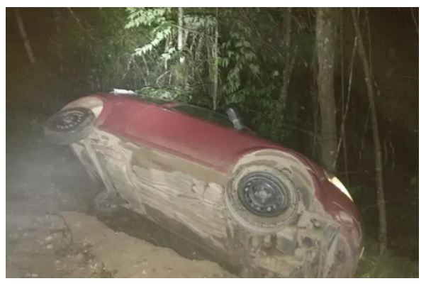 Motorista sai pela janela de carro tombado e morre ao cair em ribanceira