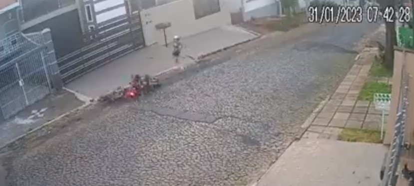 Homem cai de moto ao tentar passar mão em mulher e é indiciado; vídeo
