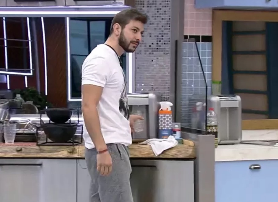 BBB21: Caio diz que viu Gilberto se masturbando no quarto 