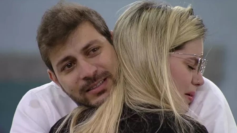 Viih Tube tem crise de choro e é consolada por Caio em noite de eliminação