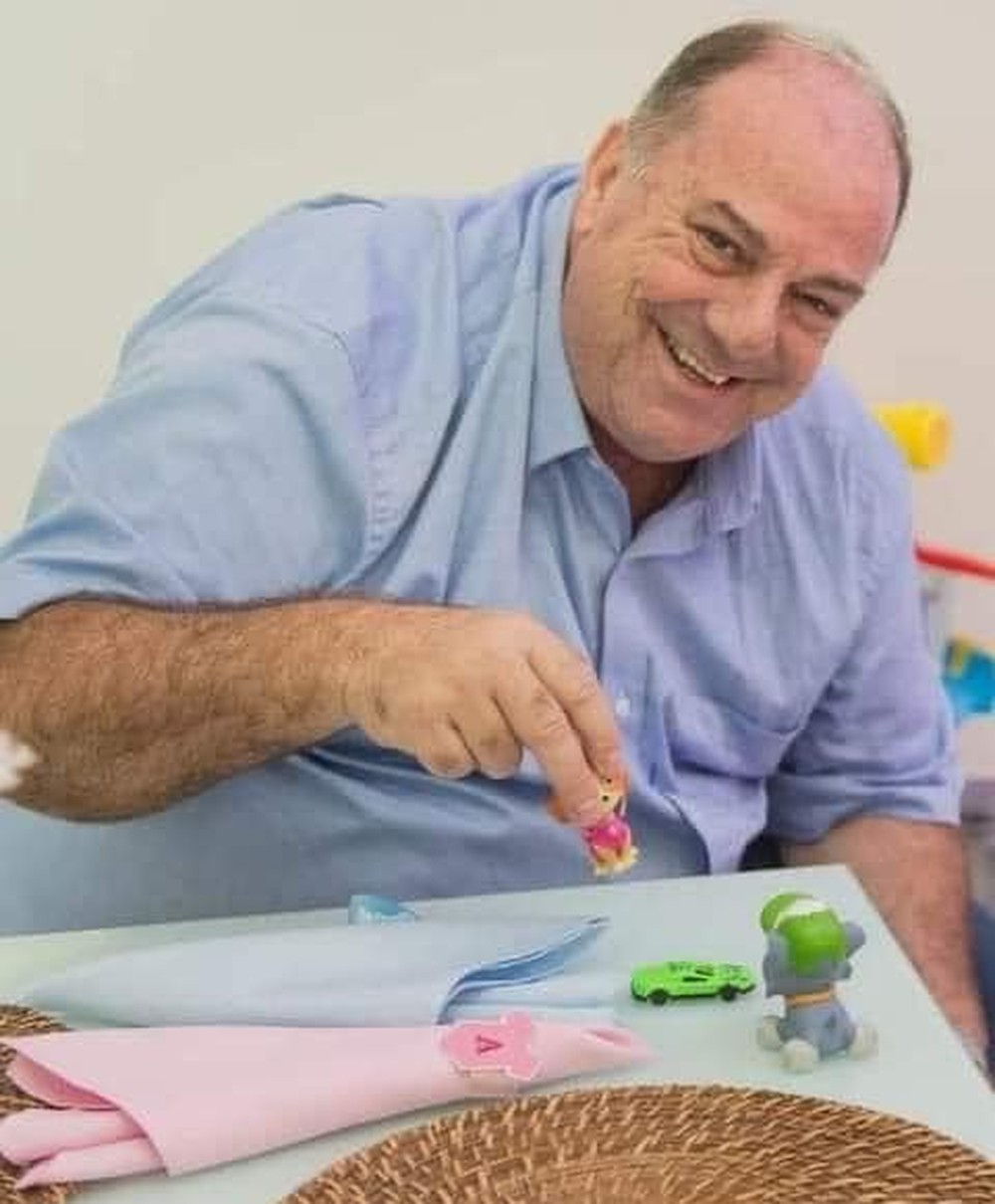 Narrador Edson Callegares, pai do bordão 'sabe de quem?', morre vítima da Covid