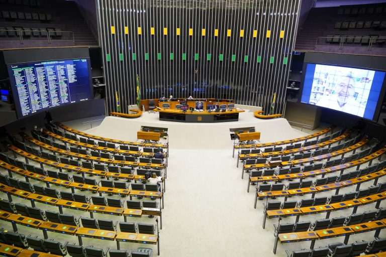 Deputados vão discutir cobrança de mensalidade em universidades públicas 