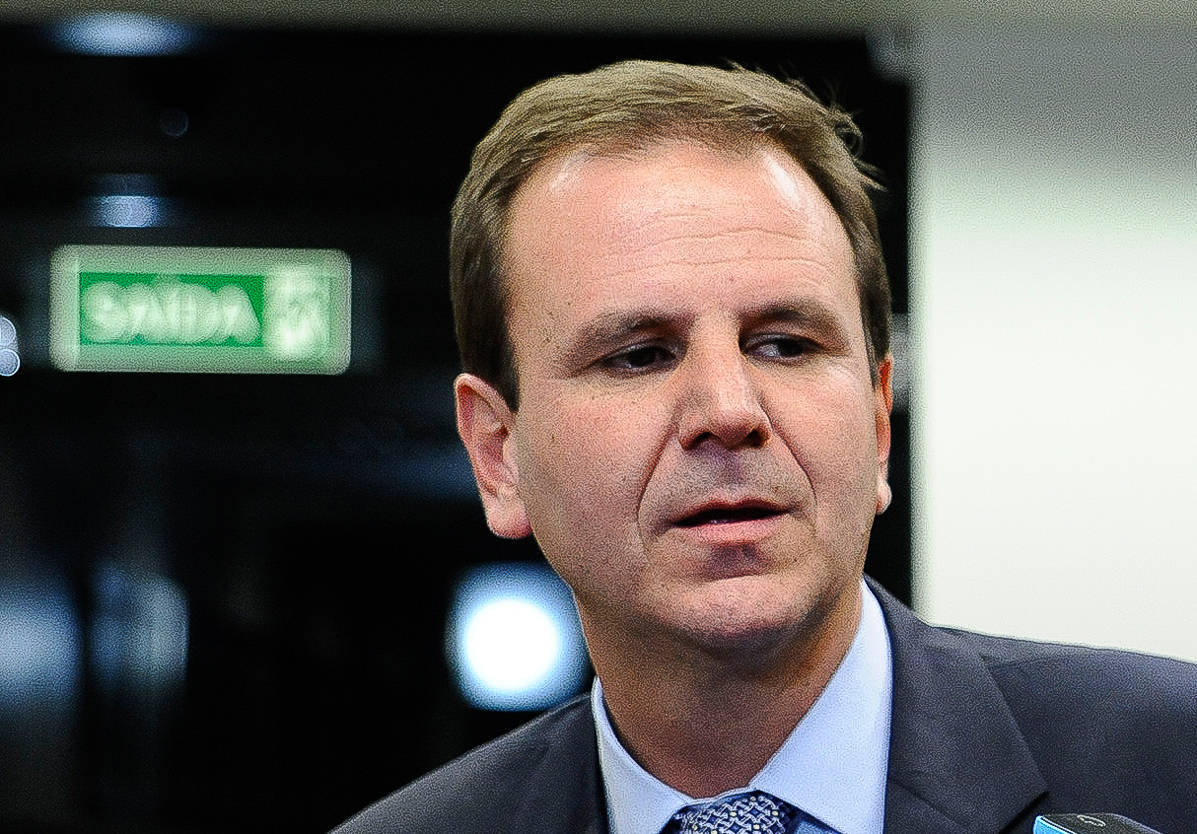 Prefeito do Rio é multado em R$ 562 por cantar em roda de samba sem máscara