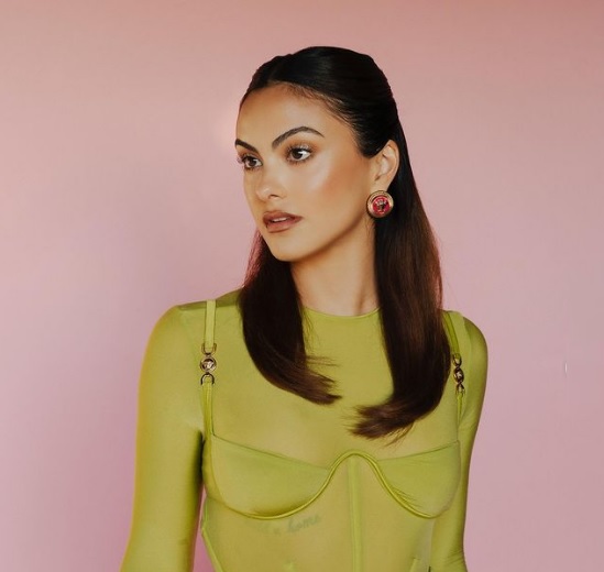 Camila Mendes, de ‘Riverdale’, compartilha fotos de férias no Brasil; veja