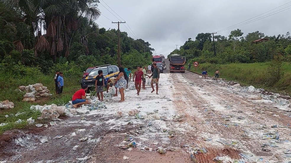 Caminhão que levava carga de leite tomba na BR-174 no Amazonas  
