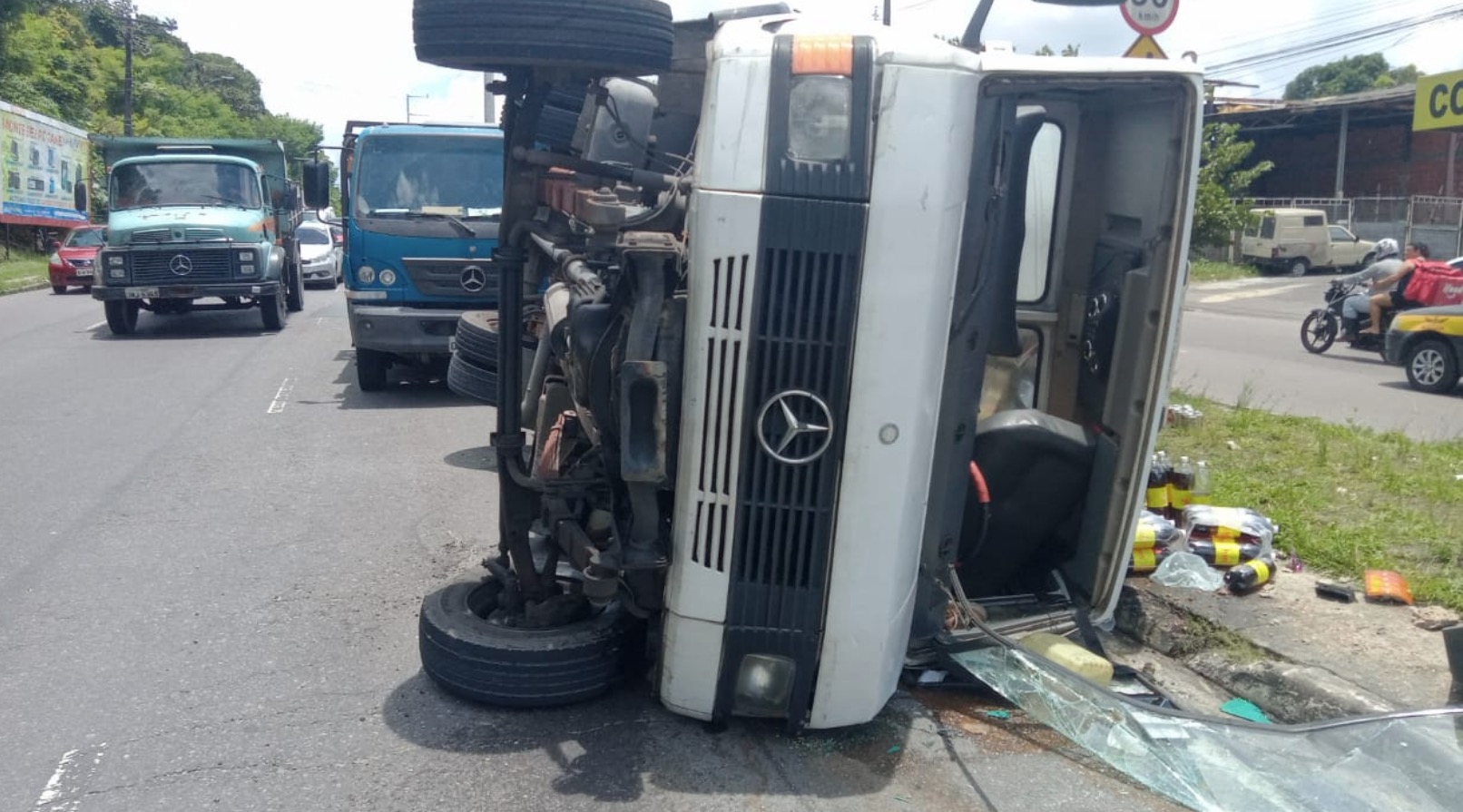 Caminhão tomba em avenida de Manaus e deixa trânsito congestionado