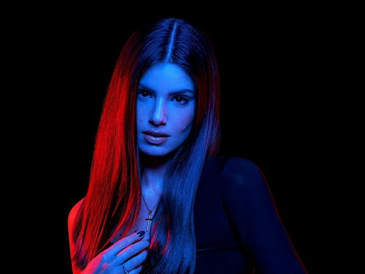 Fontes acreditam que versão de Camila Queiroz sobre saída da Globo é blefe