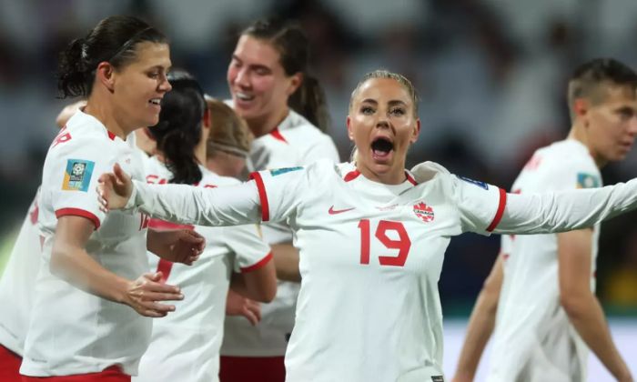 Canadá sofre gol olímpico, mas vira o jogo e elimina Irlanda da Copa