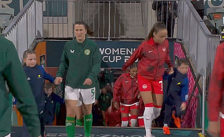 Primeiras classificadas, árbitra atrapalhada e gol olímpico no sétimo dia da Copa