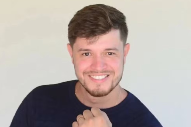 Cantor morre após ser arremessado de moto e atropelado por carro