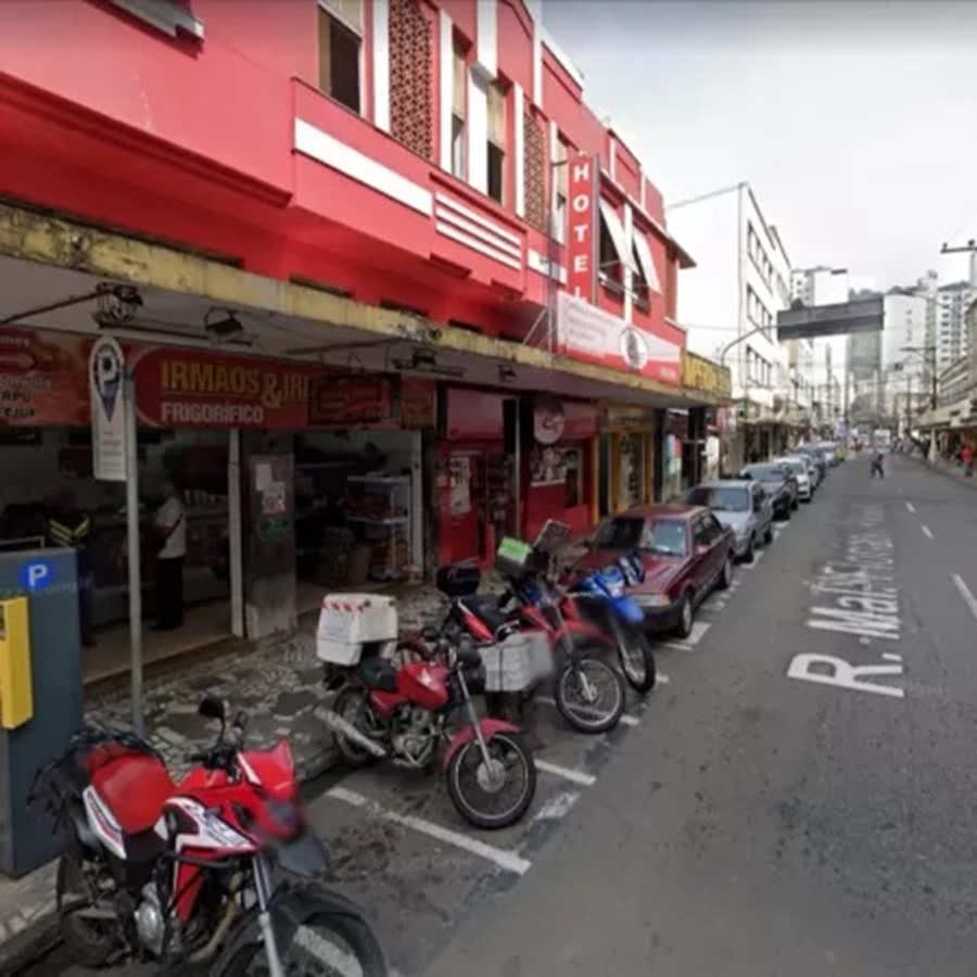 Homem é acusado de furto e perseguido por mais de 100 pessoas  