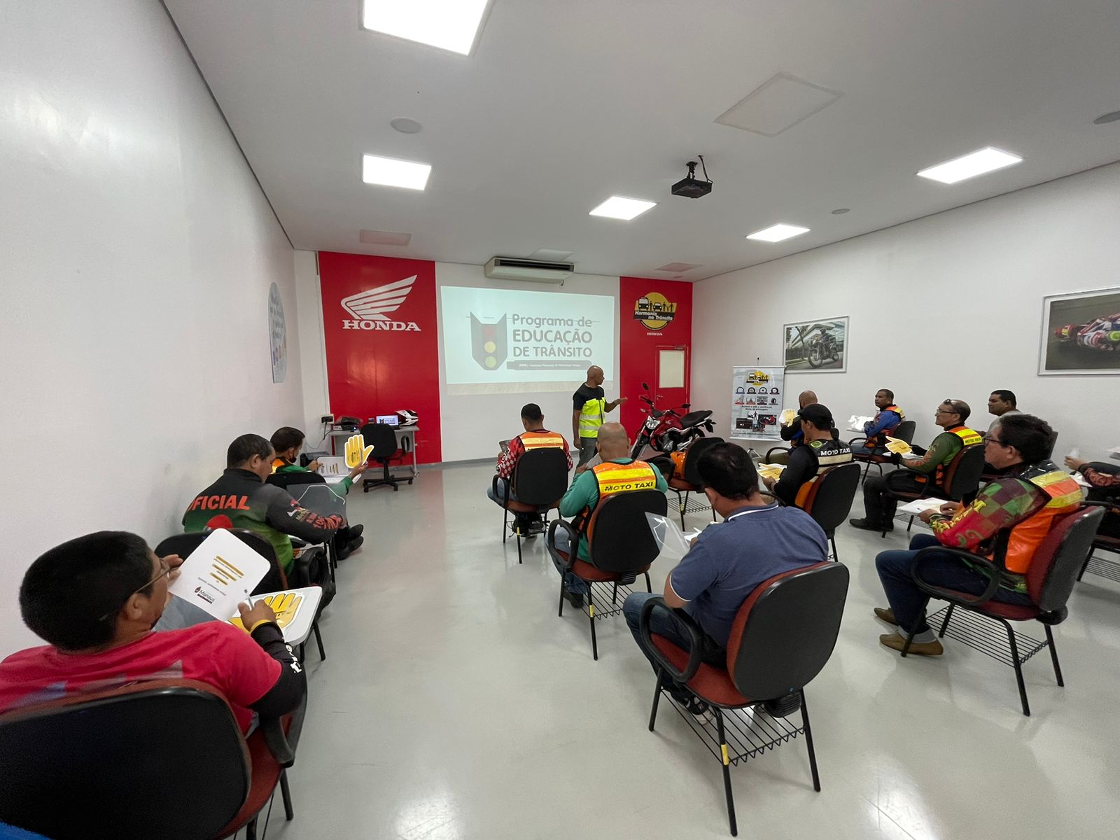 Curso de pilotagem defensiva para mototaxistas é oferecido em Manaus