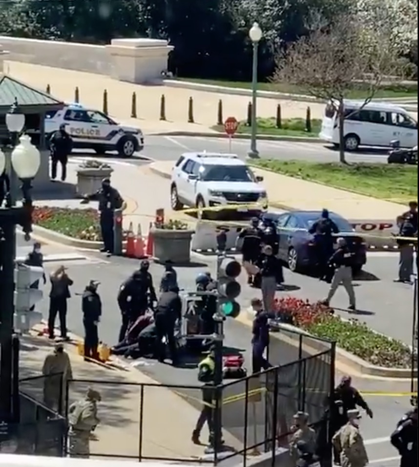 Carro atropela policiais no Capitólio e Congresso dos EUA é fechado 