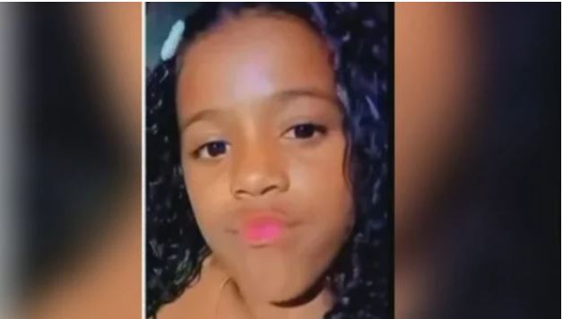 Criança estava tirando foto em carro alegórico quando teve pernas esmagadas no Rio