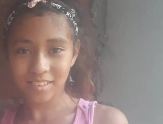 Blusa de menina desaparecida surge misteriosamente estendida em varal