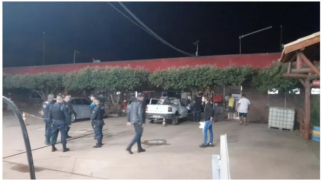 Homem é morto em troca de tiros ao tentar fugir em viatura da polícia