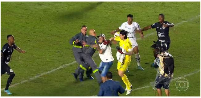 Torcedor do Santos invade campo e agride Cássio na Vila Belmiro; Vídeo