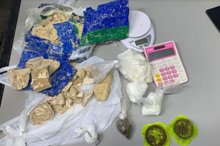 Casal é preso enquanto recolhia dinheiro de bocas de fumo em Manaus