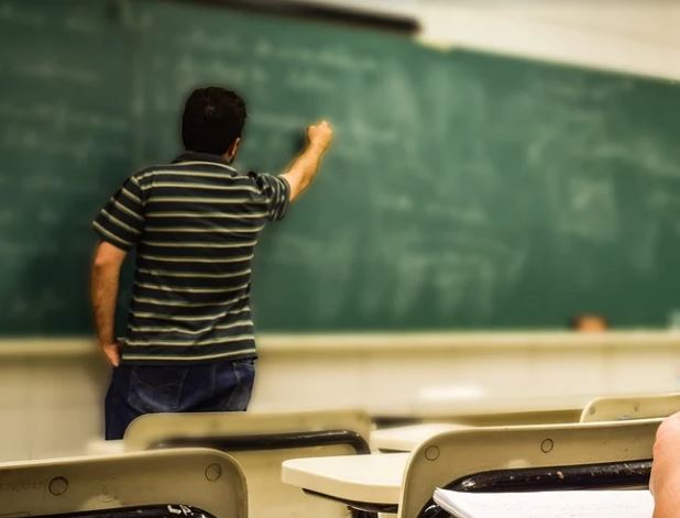 Amazonas anuncia promoções para 2 mil profissionais da educação