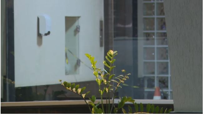 Mulher despenca em fosso ao abrir porta de elevador