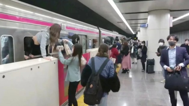 Fantasiado de Coringa, homem ataca trem com faca e deixa 10 feridos