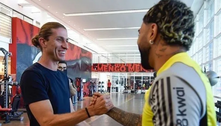 Filipe Luís inicia trabalho como técnico do Flamengo e reencontra amigos