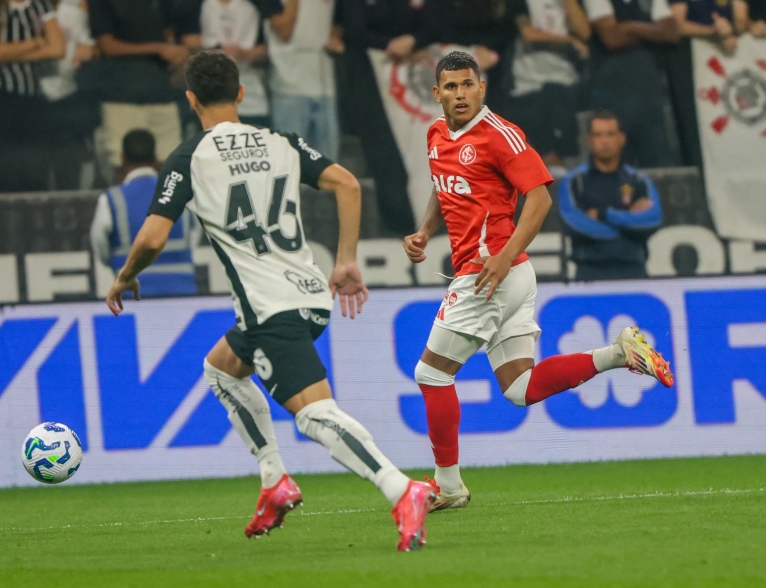 Internacional x Corinthians pelo Brasileirão: onde assistir e escalações