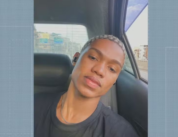 Jovem morre baleado a caminho do trabalho durante troca de tiros