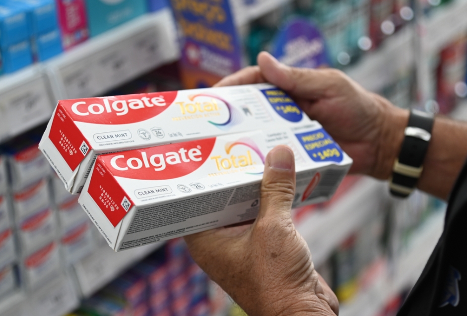 Anvisa interdita pasta de dente da Colgate; saiba o motivo