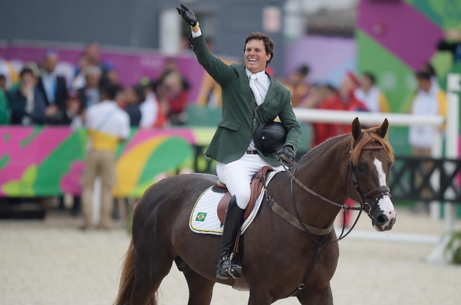 Cavaleiro machuca animal com espora, e Brasil é eliminado no hipismo