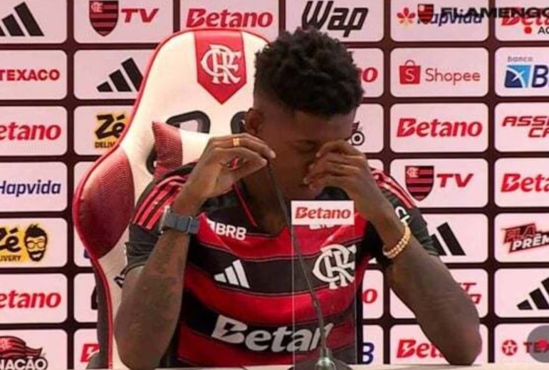 Vitão se emociona ao ser apresentado pelo Flamengo: "Maior clube do Brasil"