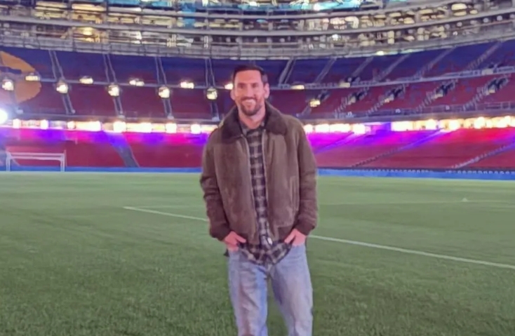 Messi visita Camp Nou e se declara ao Barcelona: 'Espero poder voltar'