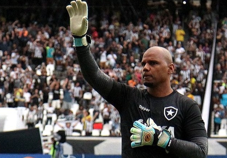 Em Doha, ídolo Jefferson discursa emocionado ao Botafogo por títulos