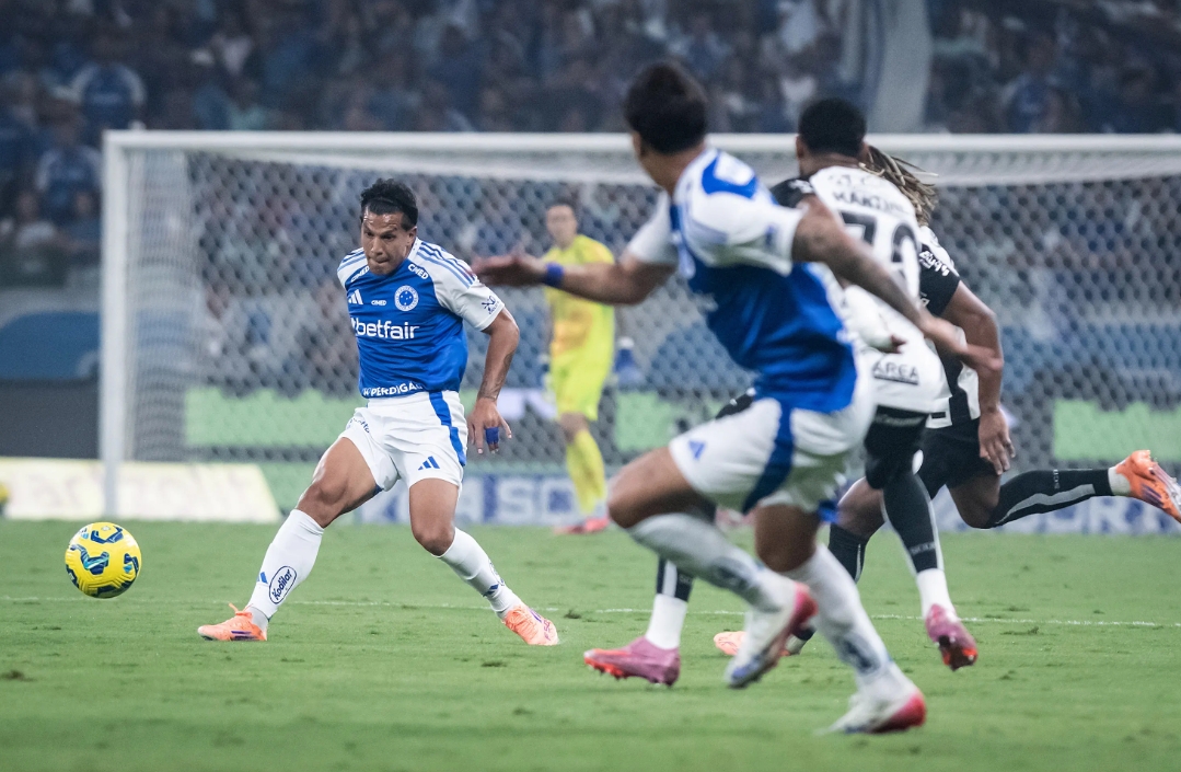Corinthians vence Cruzeiro com gol de Memphis e abre vantagem na semifinal
