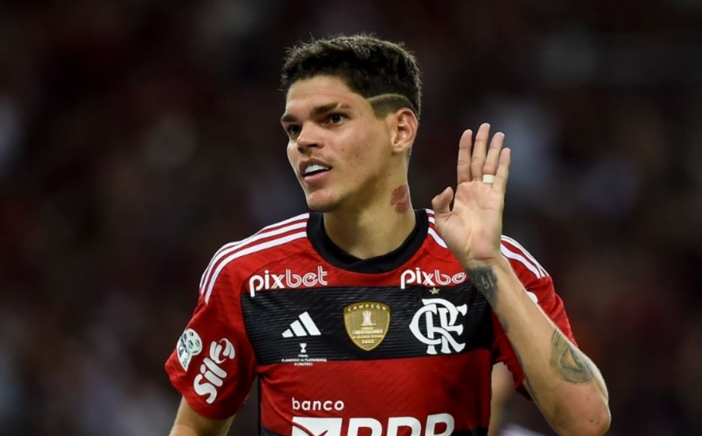 Ayrton Lucas terá chance nos clássicos para reconquistar torcida do Flamengo