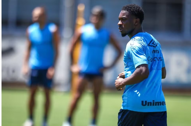 Grêmio anuncia a contratação do atacante Amuzu