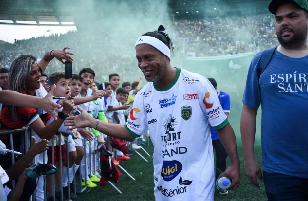 Ingressos do jogo do Ronaldinho Gaúcho em Manaus já estão à venda; veja
