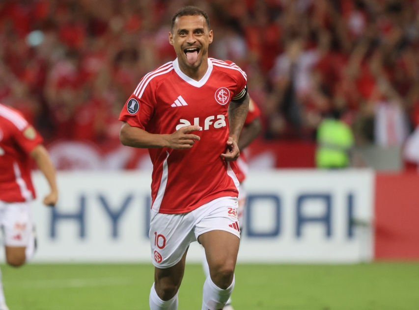 Alan Patrick faz hat-trick, Inter vence o Atlético Nacional e lidera Grupo 