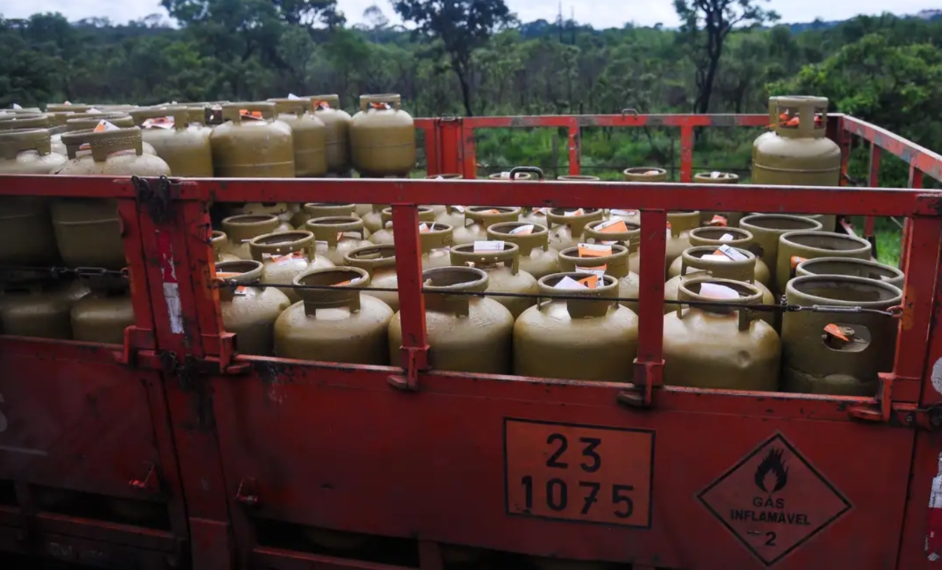 Governo planeja pagar vale-gás com verba de R$ 5 bi e voucher da Caixa