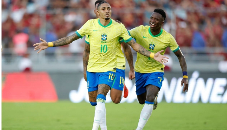 Com Raphinha de titular, Seleção Brasileira enfrenta hoje o Paraguai