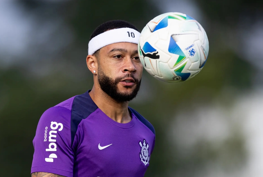 Memphis vai ao CT do Corinthians após faltar a treino