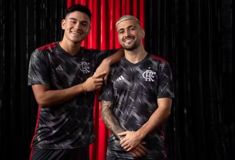 Flamengo lança nova terceira camisa; veja preço