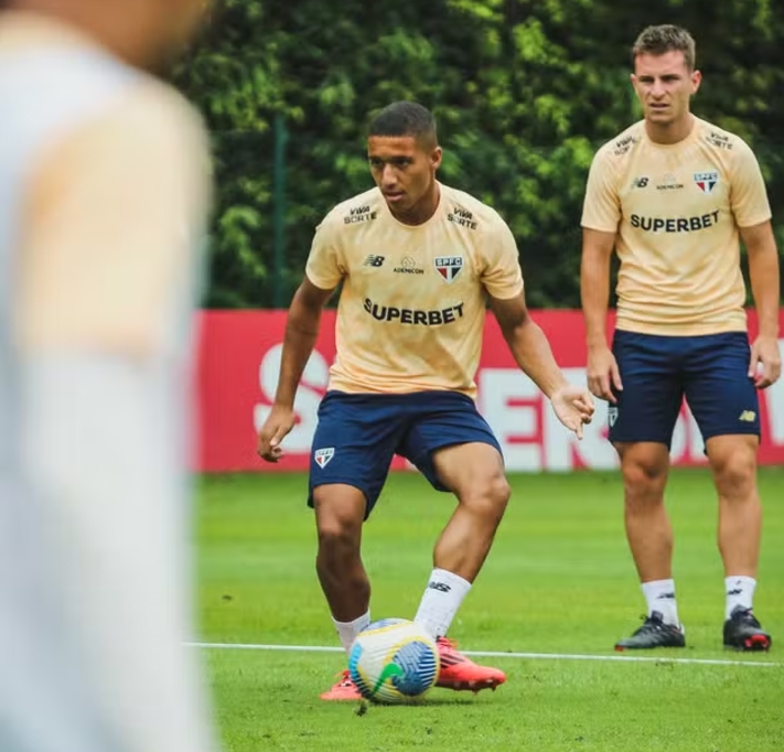 São Paulo anuncia renovação do contrato de Henrique Carmo