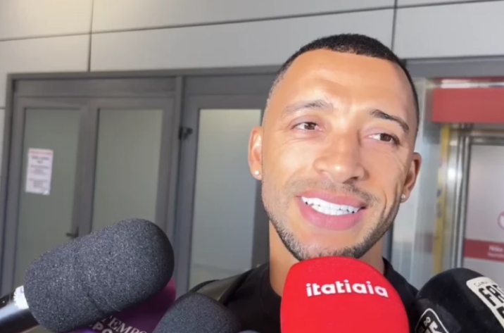 Zagueiro Vitor Hugo desembarca em BH para assinar com o Atlético-MG